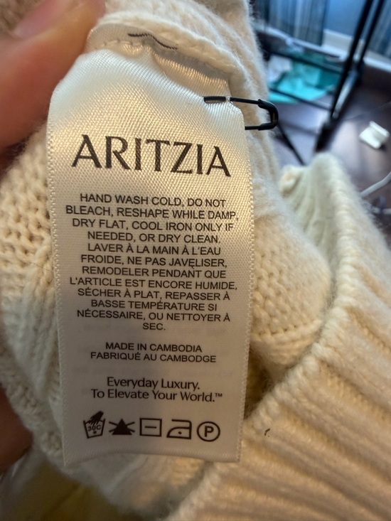 Aritzia Sunday Best Lottie Collared Cable-Knit V-Neck Sweater in Whisper White - Picture 9 of 10